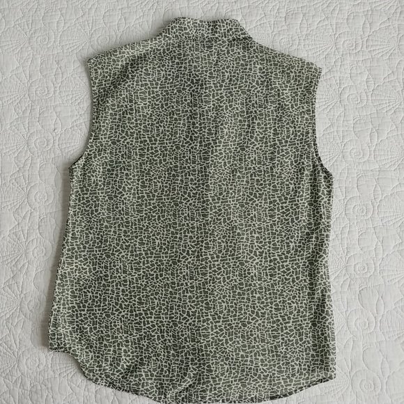 DONATED Sleeveless Button Down Blouse Size S - Picture 4 of 9